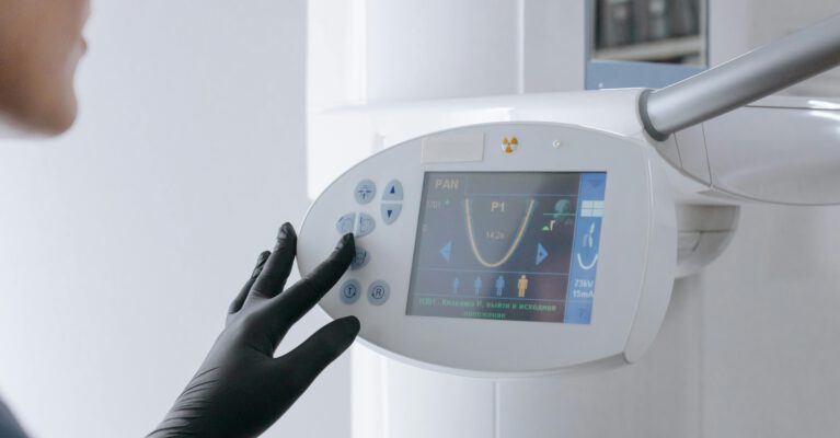 Bedienfeld eines modernen medizinischen Geräts – Gesundheitsschutz im Fokus der HSE-Ingenieure GmbH